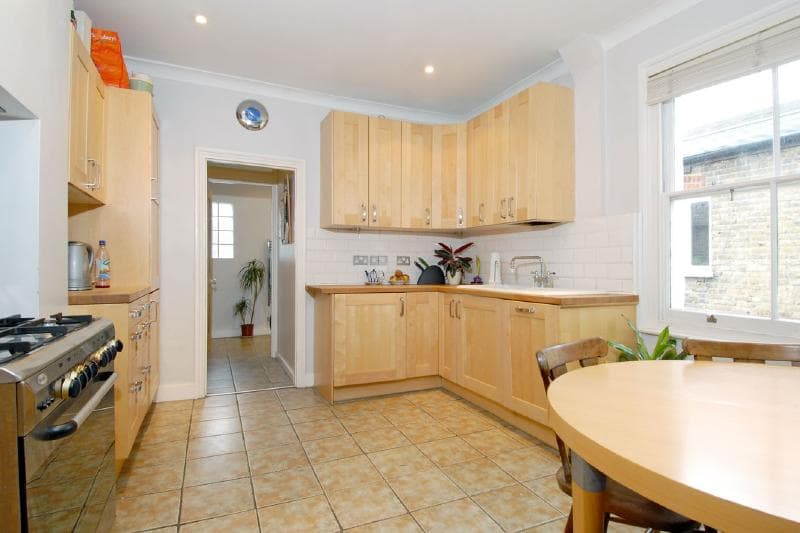 4 bed flat in London