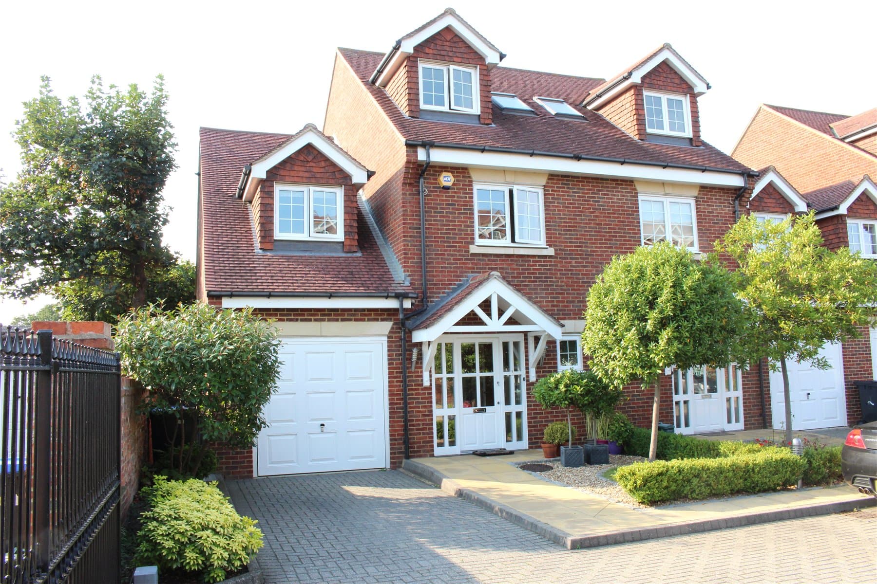 4 bed terraced in Hook Heath