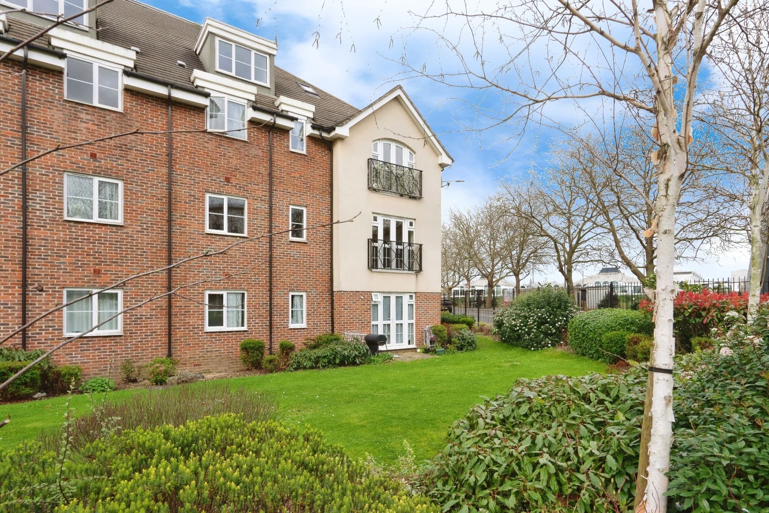 3 bed flat in Colindale