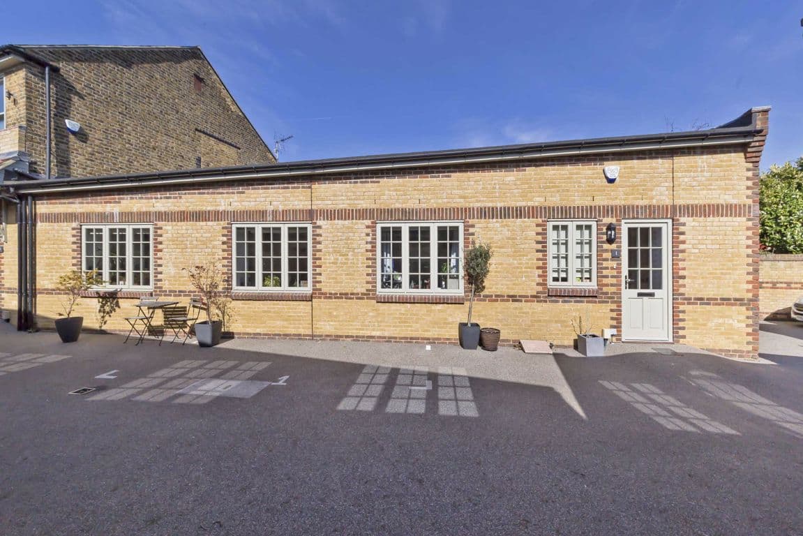 4 bed flat in Colliers Wood