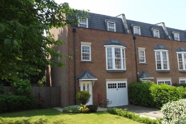 3 bed flat in Bury Lane