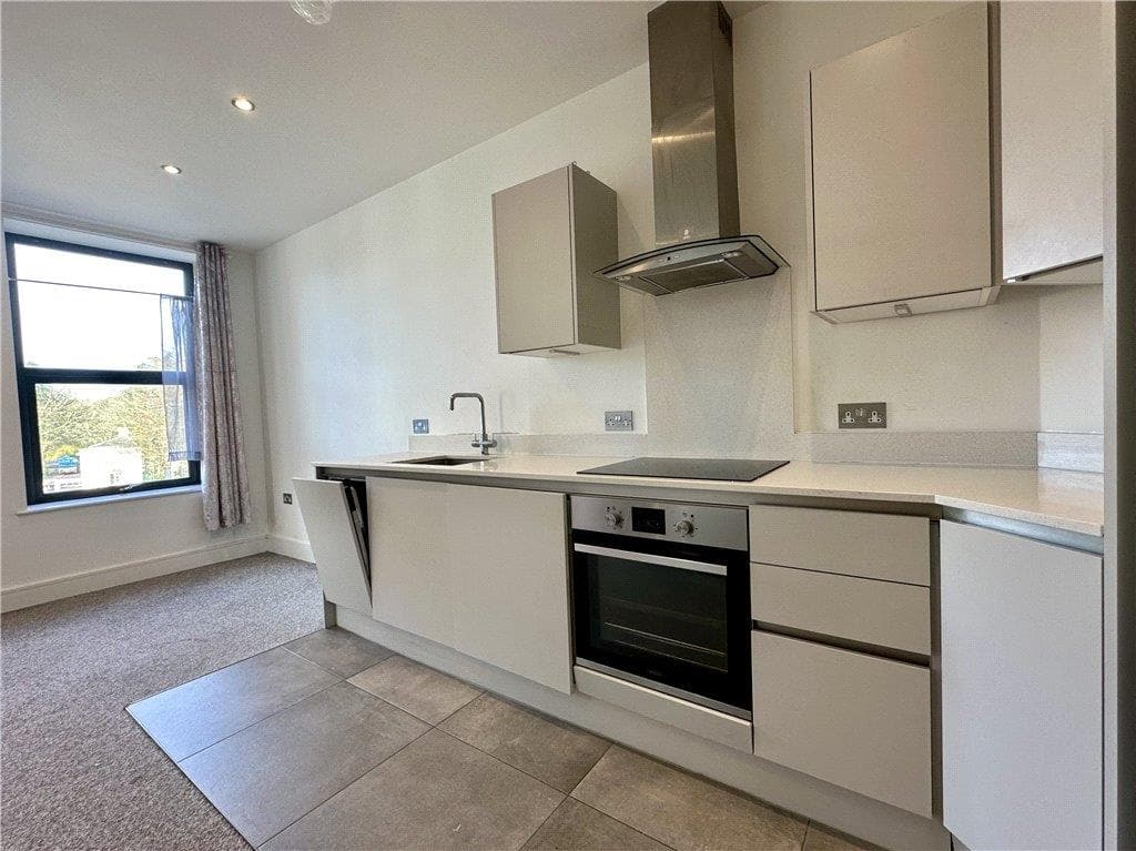 2 bed flat in Camberley