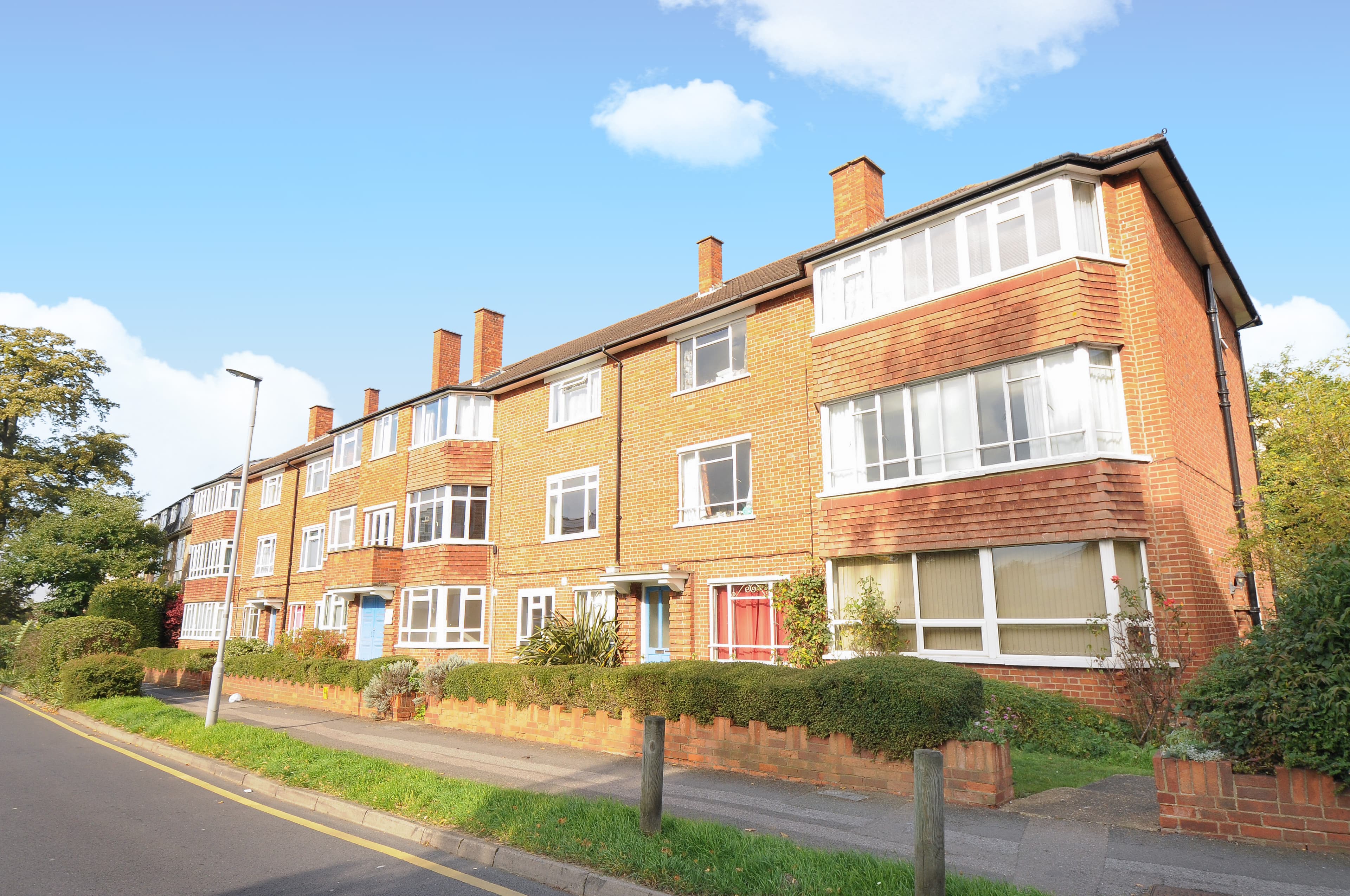 3 bed flat in Long Ditton