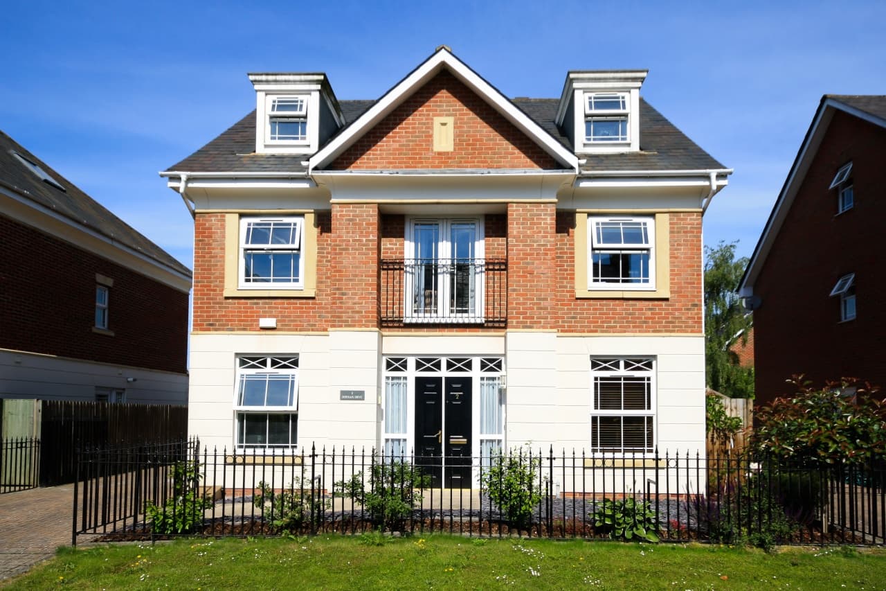 4 bed detached in Camberley