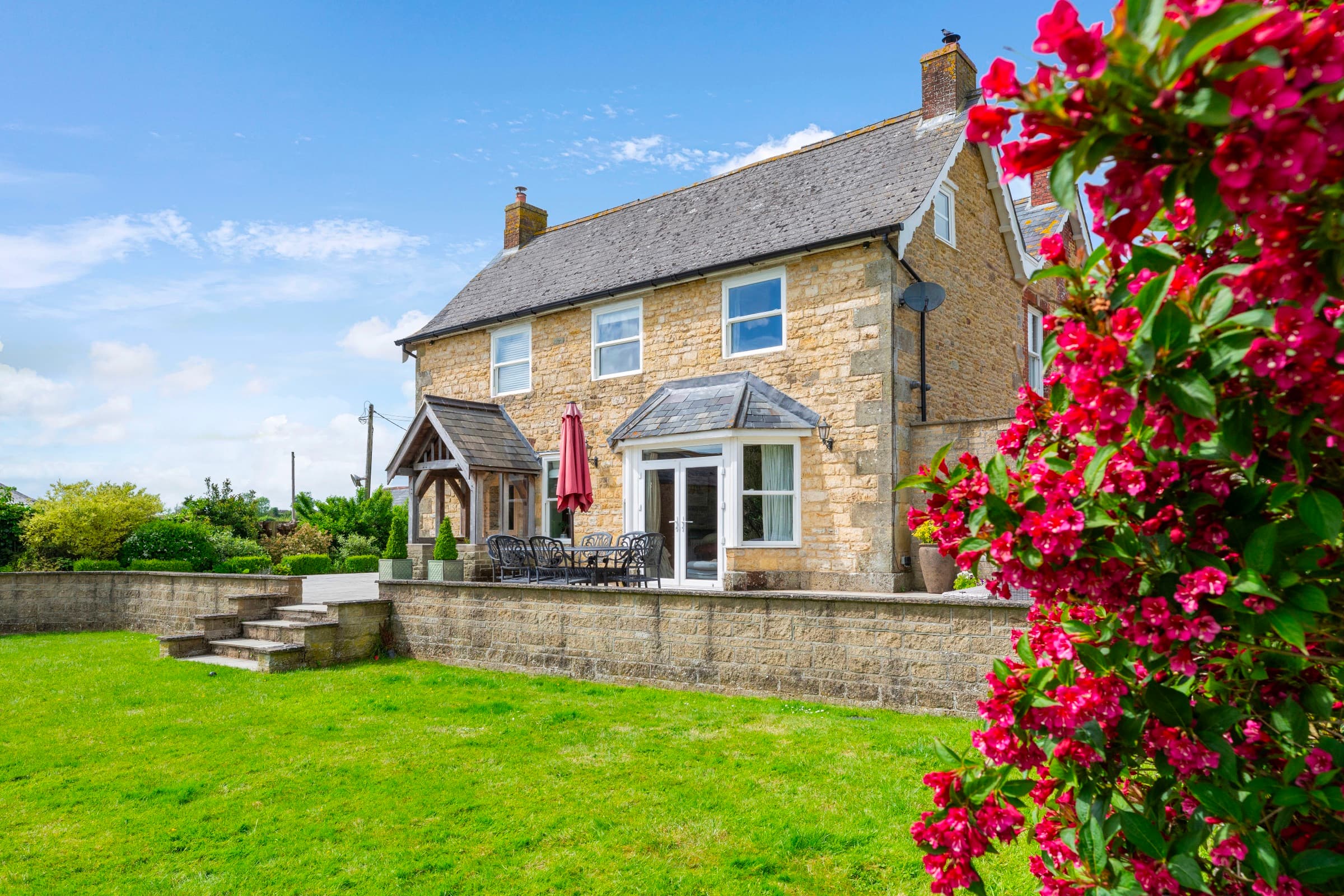 3 bed detached in Bourton