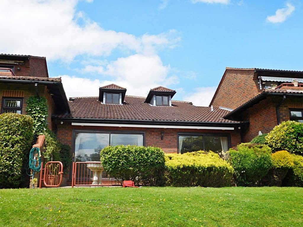 4 bed flat in Virginia Water