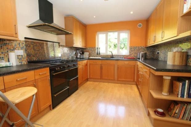 3 bed detached in Barneby Avenue
