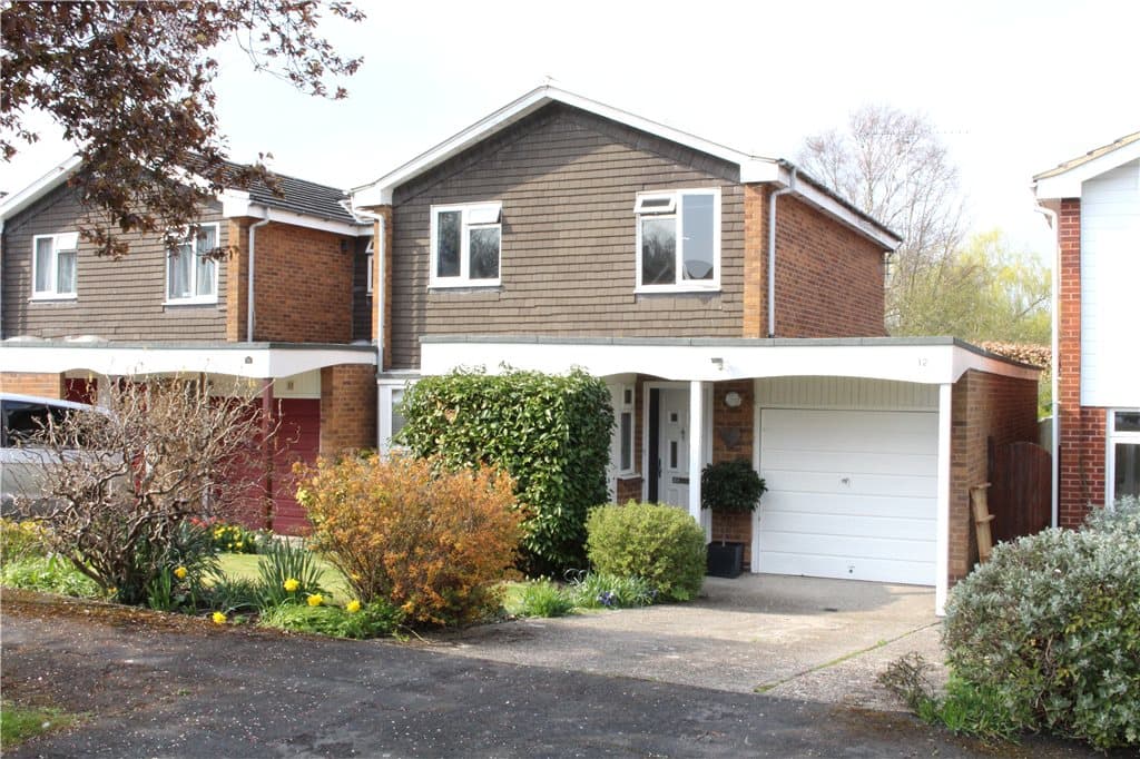 4 bed detached in Goldsworth Park