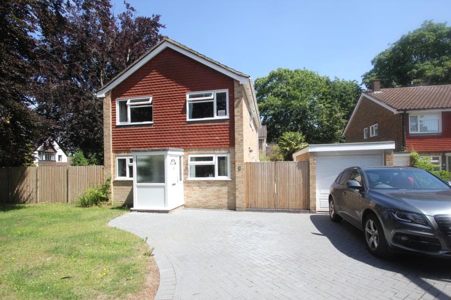 4 bed detached in Goldsworth Park