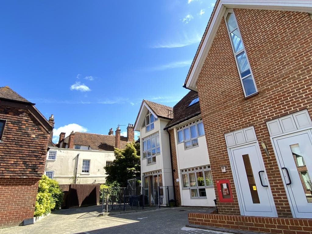 3 bed flat in Canterbury, Kent