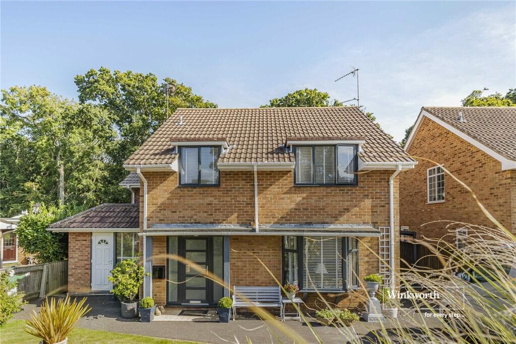 4 bed detached in Christchurch, Dorset