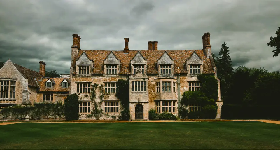 A manor house under heavy weather
